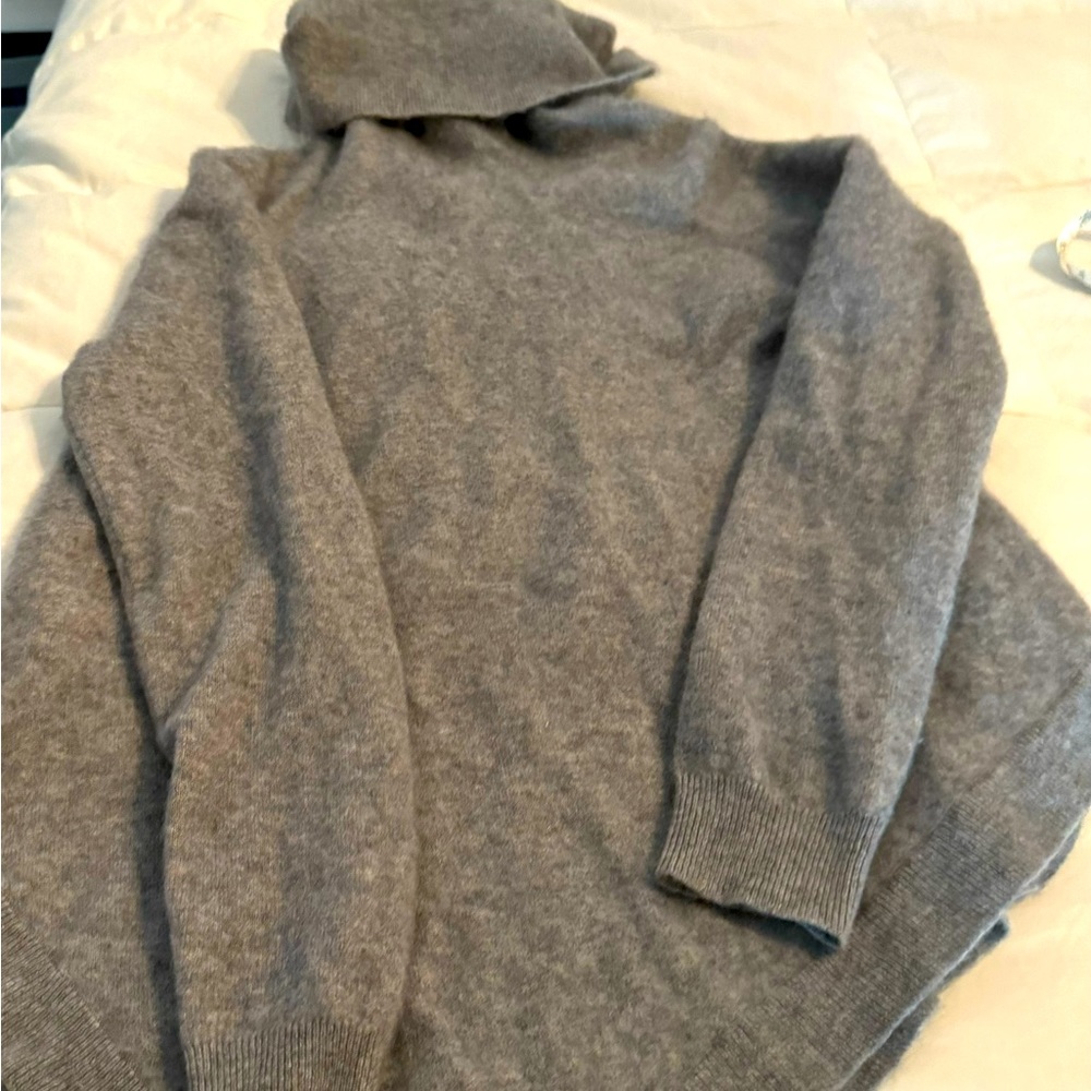 Garnet Hill 100% Cashmere grey sweater